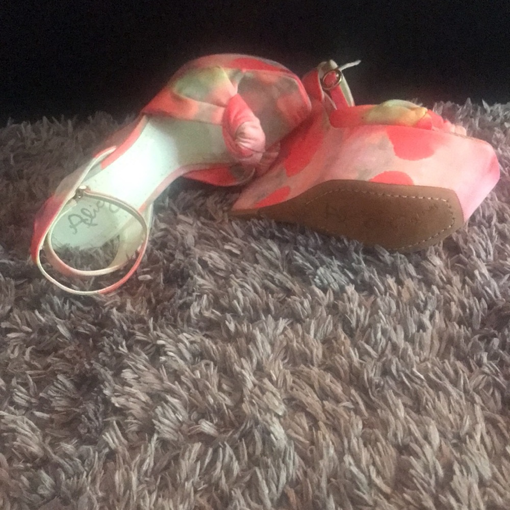Alice + Olivia by Stacey bendet Ilisa Watercolor-Print Wedge Sandal - Picture 6 of 8